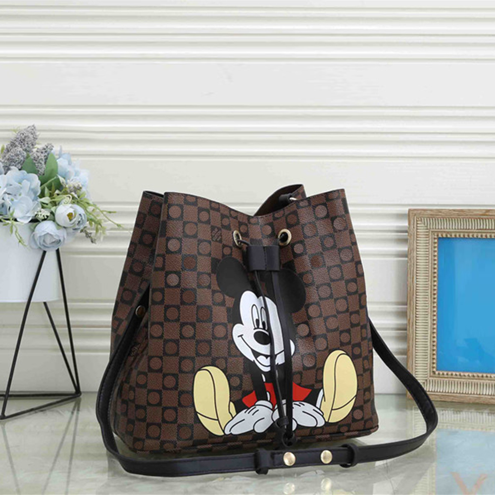 2022 Mini Bucket Bag Top Luxury Fashion Design Shoulder Crossbody Handbag Bags Men Women PU Leather 3 Colors 
2022 Mini Bucket Bag Top Luxury Fashion Design Shoulder Crossbody Handbag Bags Men Women PU Leather 3 Colors