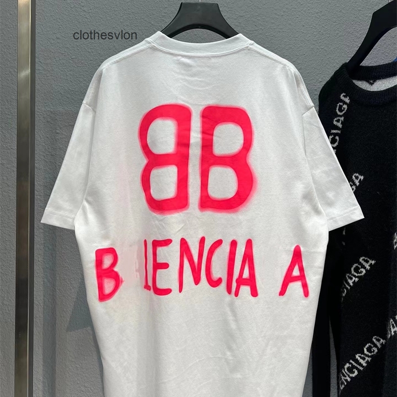 Designer Balencaigashirt 2022 Designer T-shirts Hoodies b Printing Paris Back Bb Graffiti Short Sleeve White
Designer Balencaigashirt 2022 Designer T-shirts Hoodies b Printing Paris Back Bb Graffiti Short Sleeve White