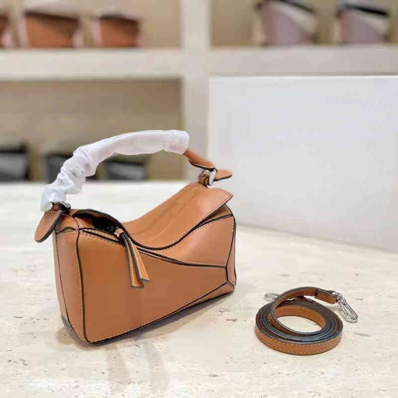 2022 spring new leather bag fashion geometric puzzle messenger women's hand pillow L bag, Rice white with flour
2022 spring new leather bag fashion geometric puzzle messenger women's hand pillow L bag, Rice white with flour