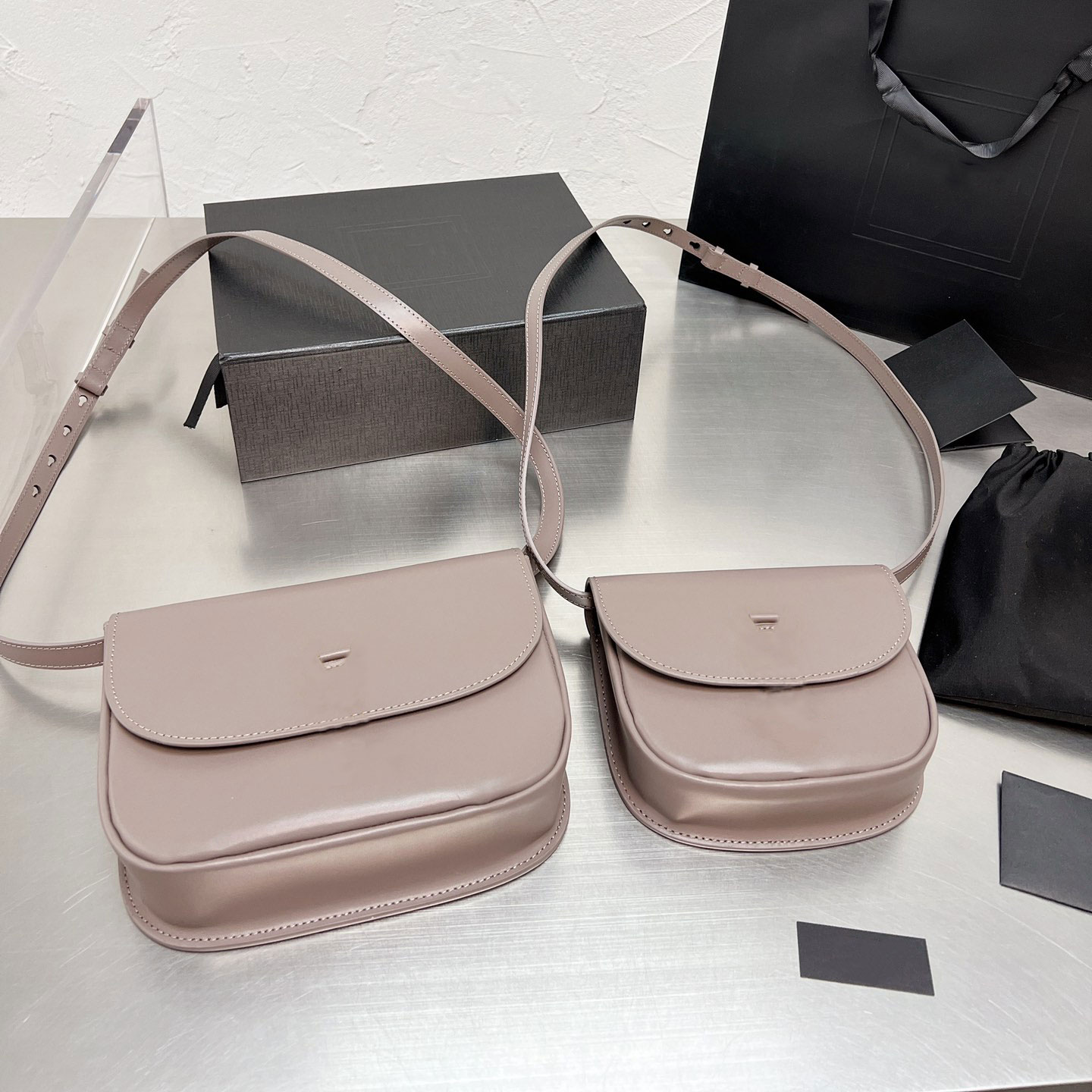 Women Pure black leather fashion small saddle bags metal letter LOGO design simple high end diagonal span single shoulder inner layer bag 18cm, I need look other product
Women Pure black leather fashion small saddle bags metal letter LOGO design simple high end diagonal span single shoulder inner layer bag 18cm, I need look other product