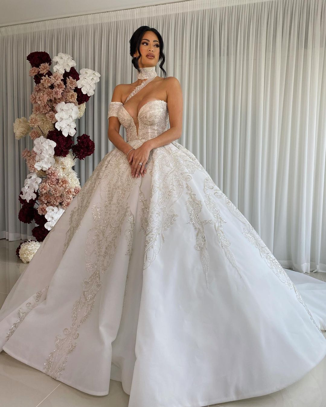 Modest Ball Gown Wedding Dress Puffy Bling Sequins Appliques High Neck Bridal Gowns Custom Dubai Bride Dresses