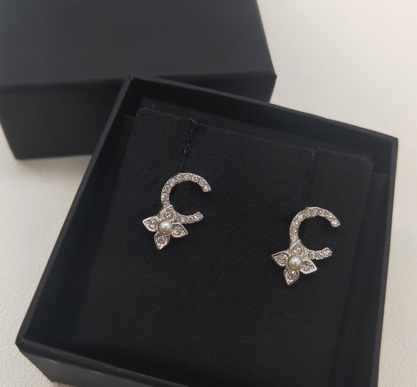 2022 Top quality Charm stud earring with diamond and flower shape nature shell beads in 18k gold plated for women wedding jewelry gift have box stamp PS7847
2022 Top quality Charm stud earring with diamond and flower shape nature shell beads in 18k gold plated for women wedding jewelry gift have box stamp PS7847