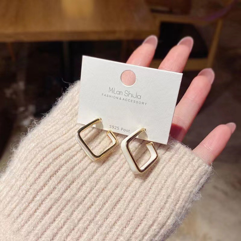 Earrings New S925 Silver Needle Fashion French Drop Glaze Square Female Temperament Advanced Design
Earrings New S925 Silver Needle Fashion French Drop Glaze Square Female Temperament Advanced Design