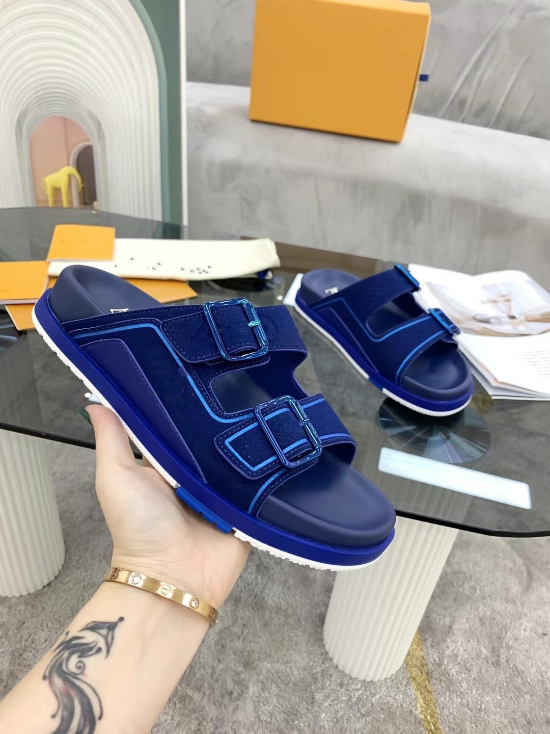 2022 Designer Slides Women Man Slippers Luxury Sandals Brand Sandals Real Leather Flip Flop Flats Slide Casual Shoes Sneakers Boots 0313, 01
2022 Designer Slides Women Man Slippers Luxury Sandals Brand Sandals Real Leather Flip Flop Flats Slide Casual Shoes Sneakers Boots 0313, 01