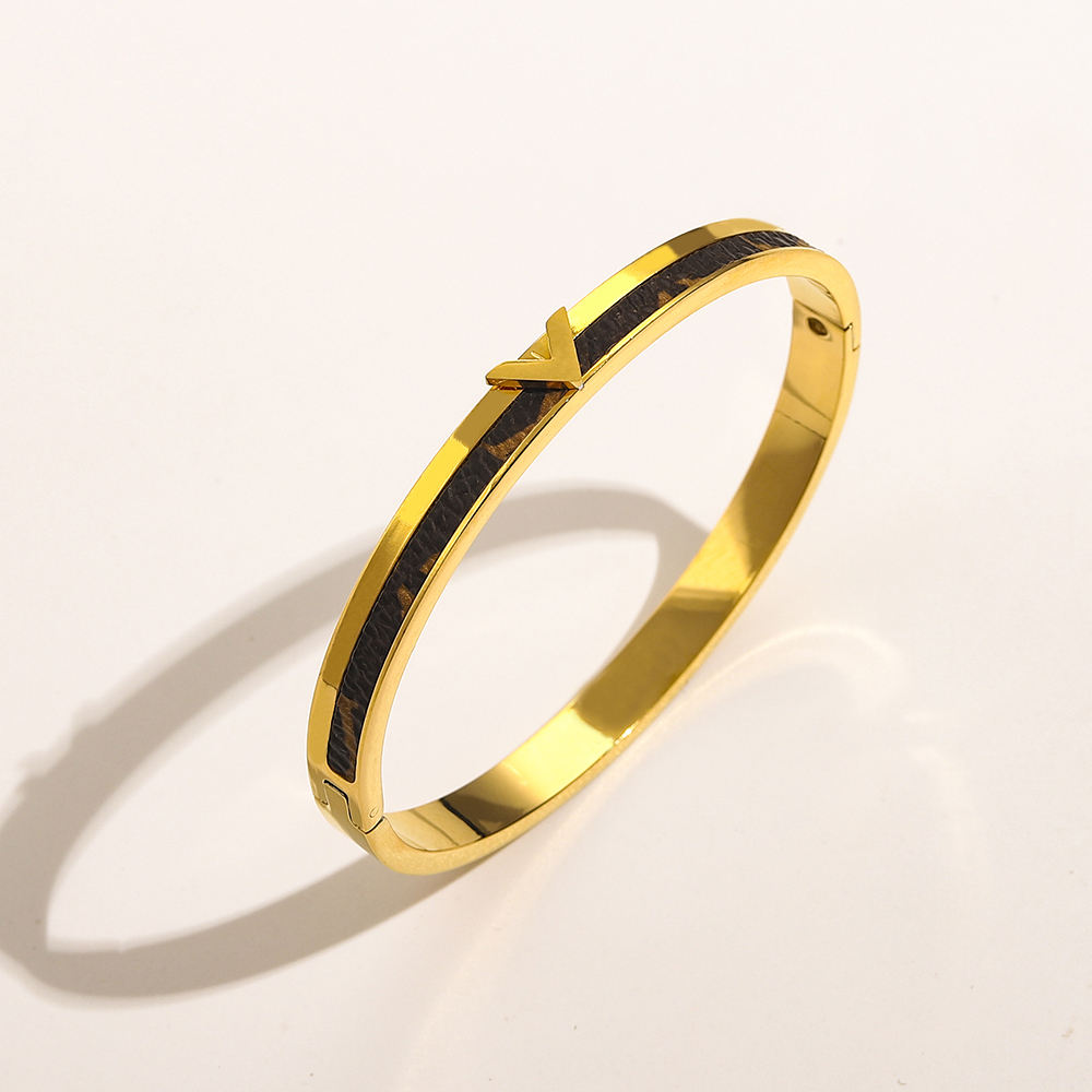 Designer Branded Bracelets Women Bangle Luxury Designer Jewelry Faux Leather 18K Gold Plated Stainless steel Bracelet Womens Wedding Gifts ZG1165
Designer Branded Bracelets Women Bangle Luxury Designer Jewelry Faux Leather 18K Gold Plated Stainless steel Bracelet Womens Wedding Gifts ZG1165