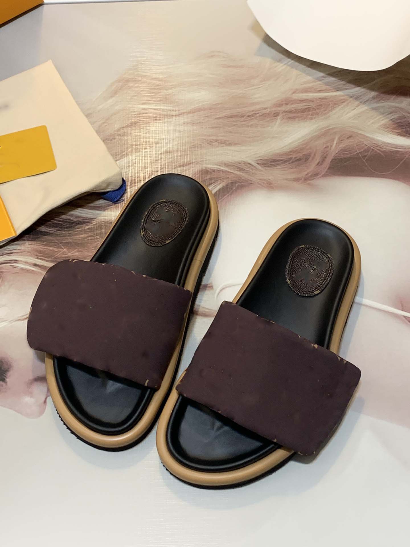 2021 Designer Men woman slippers SUNSET FLAT COMFORT MULE lady Sandals Leather Beach slides Flip Flops Size US 4-11
2021 Designer Men woman slippers SUNSET FLAT COMFORT MULE lady Sandals Leather Beach slides Flip Flops Size US 4-11