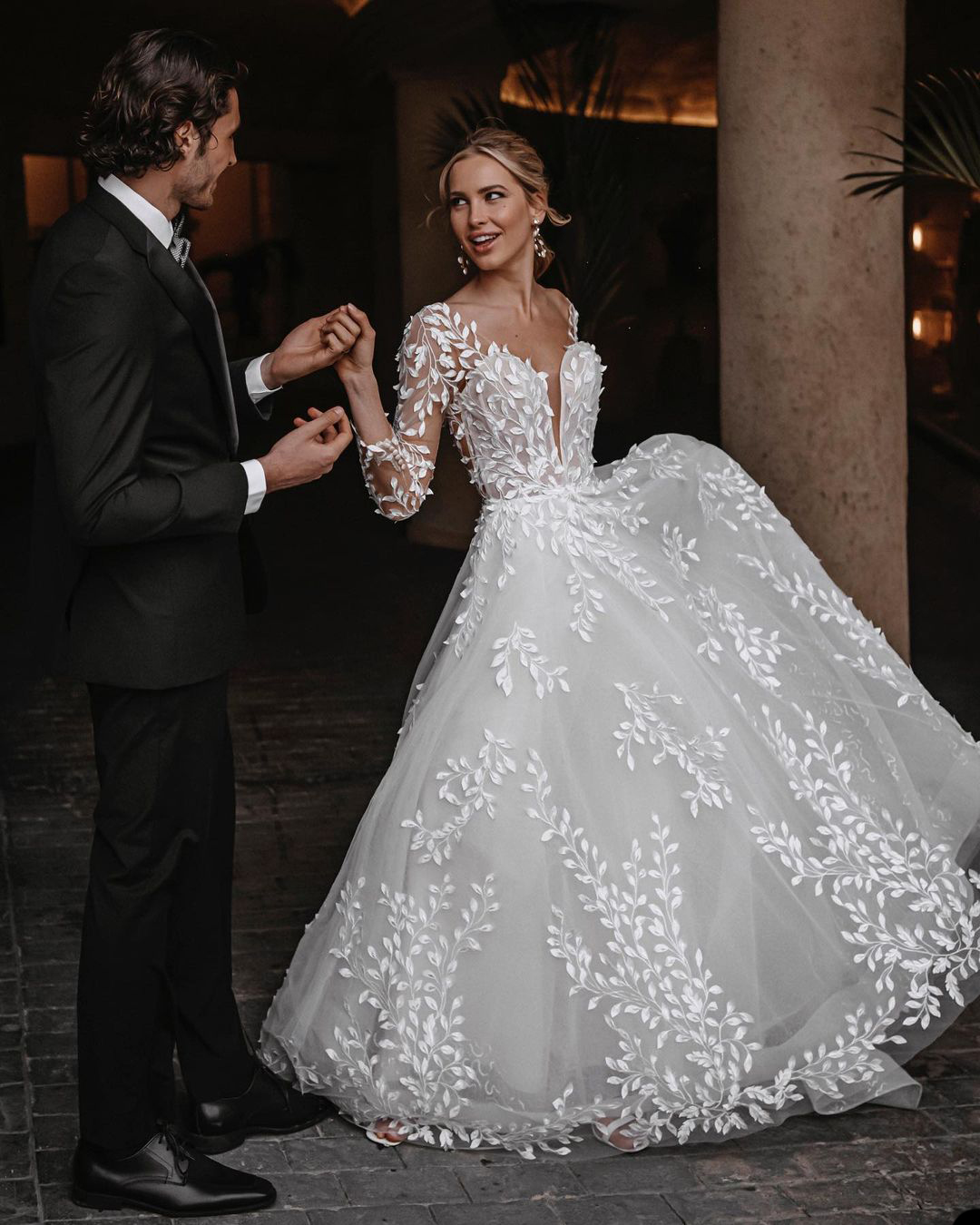 Elegant A-line Wedding Dresses Sexy V Neck Long Sleeve Transparent Appliques 3D Flower Plus Size Sweep Floor Length Train Bridal Gown Girls Gown Forma