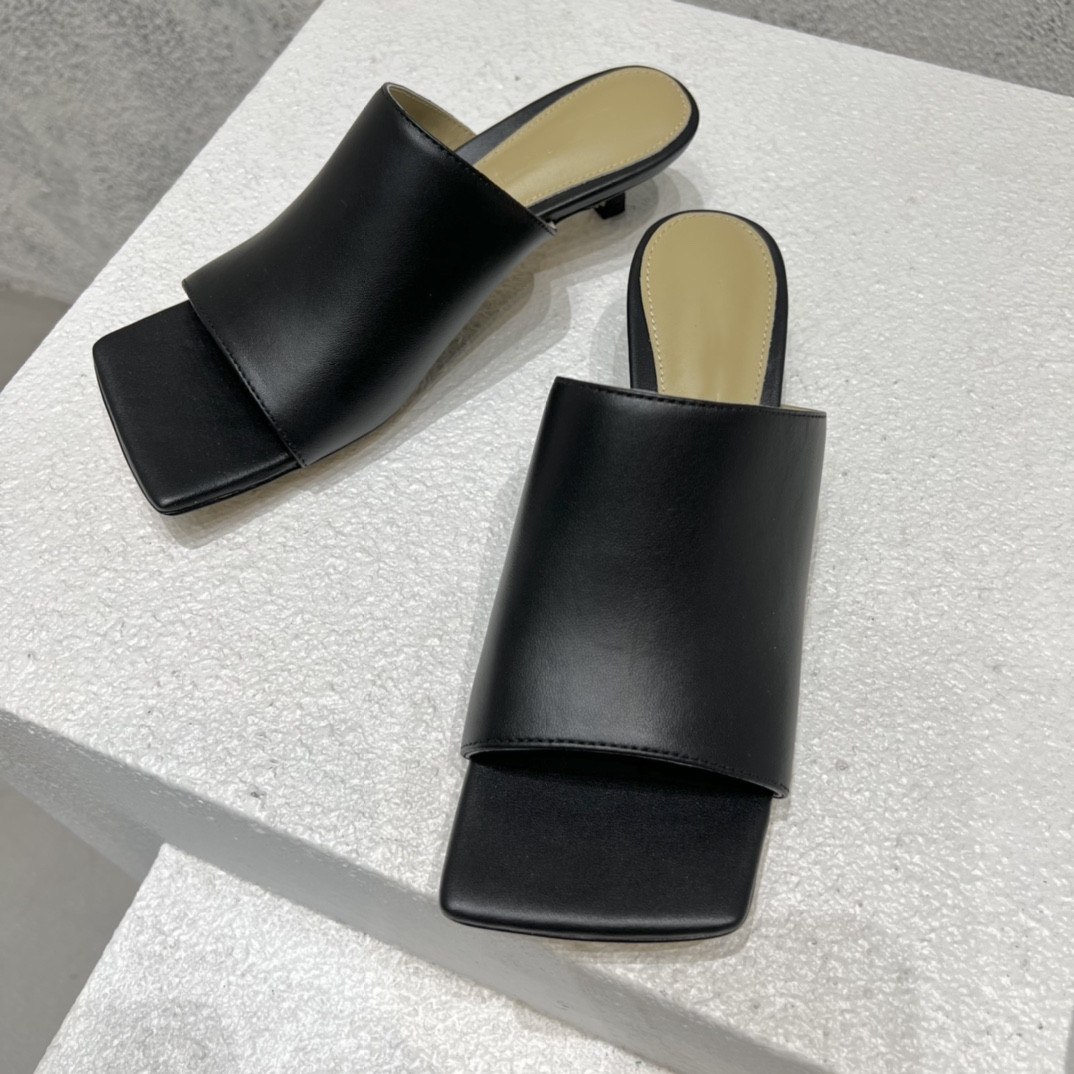 Slippers Slides Foam Runners Designer women shoes Sandal Designer Sliders solid color genuine leather brand logo comfort 4 cm high heel fashion top quality, Dark blue
Slippers Slides Foam Runners Designer women shoes Sandal Designer Sliders solid color genuine leather brand logo comfort 4 cm high heel fashion top quality, Dark blue
