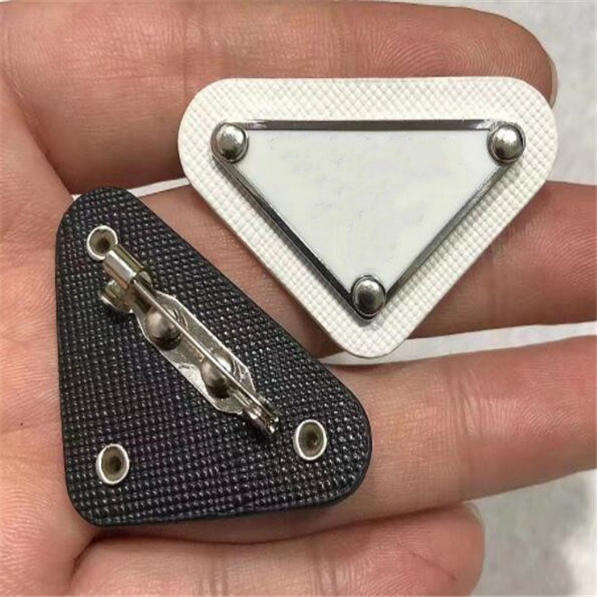 Fashion Designer Metal Letter Brooches Women Girl Triangle Brooch Suit Lapel Pins White Black Jewelry Accessories Gift 
Fashion Designer Metal Letter Brooches Women Girl Triangle Brooch Suit Lapel Pins White Black Jewelry Accessories Gift