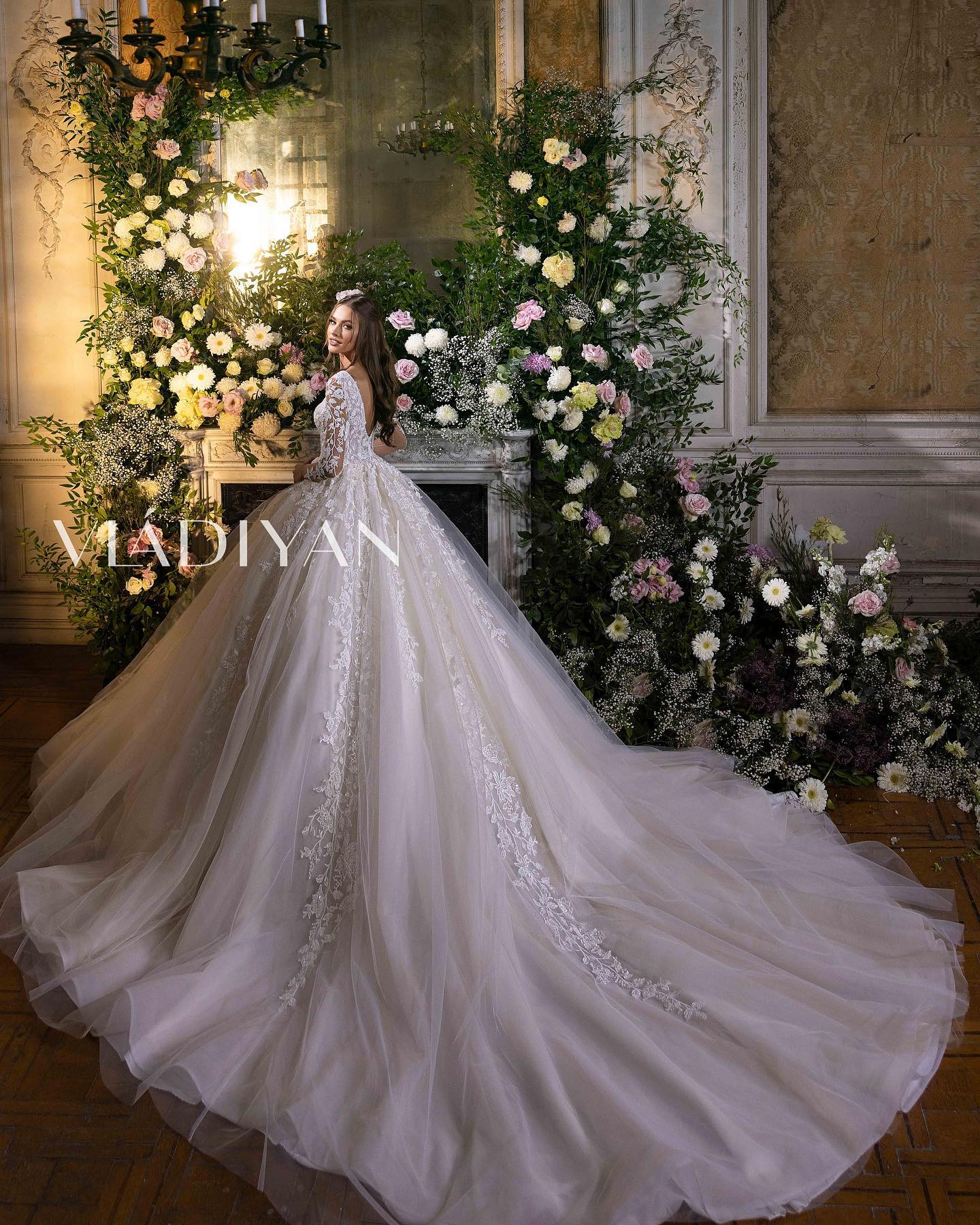 Gorgeous 2022 Ball Gown Wedding Dresses Bridal Gowns Lace Appliqued Deep V Neck Long Sleeve Chapel Train Vestido de Noiva