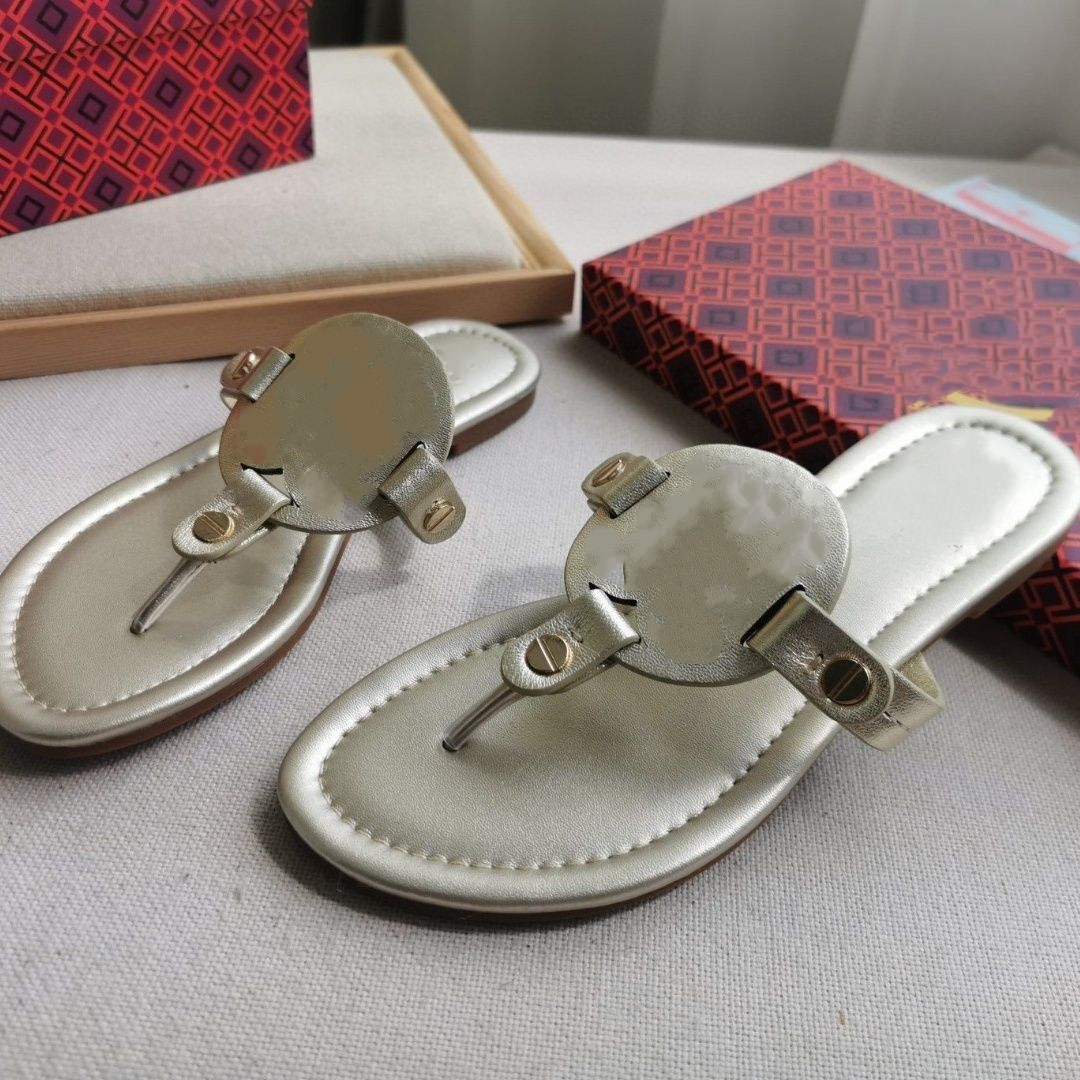 2021 Women Sandals Hollow out logo Flat Slippers Sandal Studded Girl Shoes Arrivel Jelly Platform Slides Lady casual Flip Flops with Box 35-43
2021 Women Sandals Hollow out logo Flat Slippers Sandal Studded Girl Shoes Arrivel Jelly Platform Slides Lady casual Flip Flops with Box 35-43
