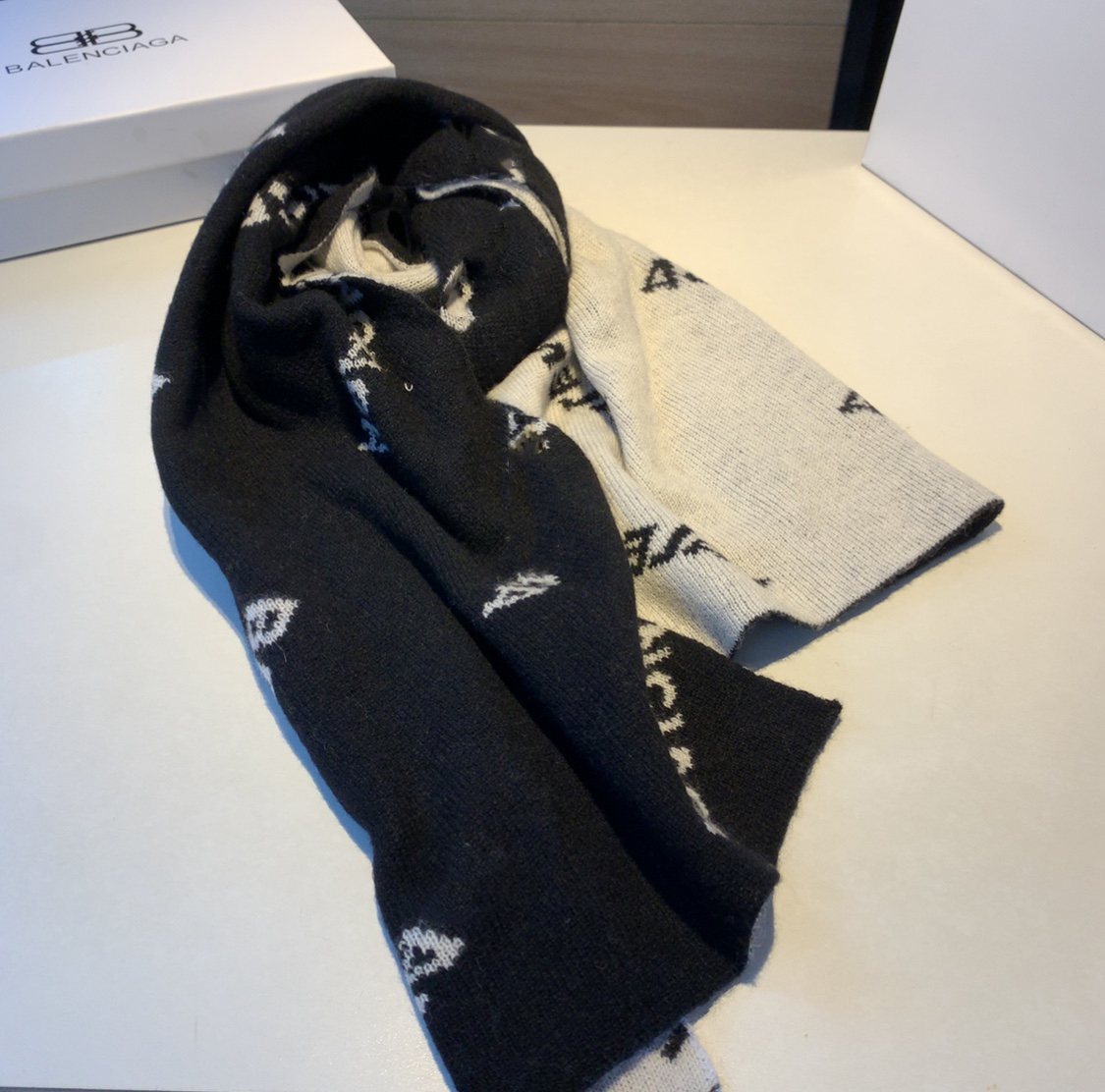 Scarf For women Letter Pattern wool Design Thick Scarfs Warm Scarves Size 180X30CM no box
Scarf For women Letter Pattern wool Design Thick Scarfs Warm Scarves Size 180X30CM no box