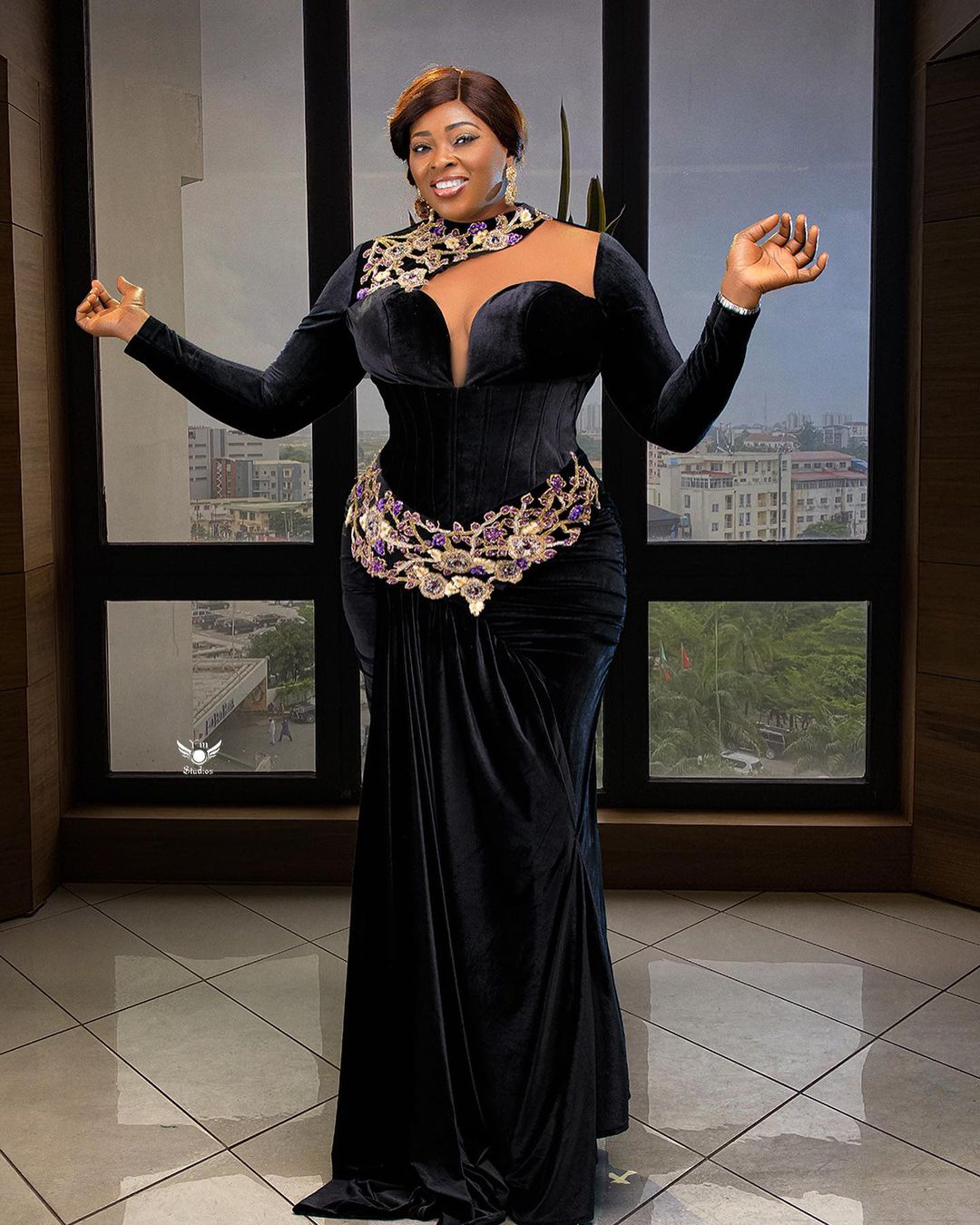 2022 Plus Size Arabic Aso Ebi Black Mermaid Velvet Prom Dresses Lace Beaded Crystals Evening Formal Party Second Reception Birthday Engagement Gowns D