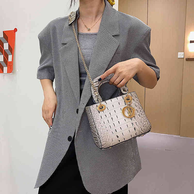 Bag 2022 Crocodile Pattern Simple and Fashionable Handbag One Shoulder Messenger Portable Women's Diana Small Square, Black
Bag 2022 Crocodile Pattern Simple and Fashionable Handbag One Shoulder Messenger Portable Women's Diana Small Square, Black