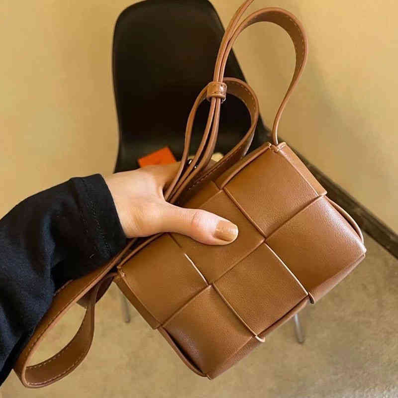 Venetas's Bottegass's Handbags Luxurys Brown 2022 Women's 6 Woven Square Lattice Messenger Mini Small Bag
Venetas's Bottegass's Handbags Luxurys Brown 2022 Women's 6 Woven Square Lattice Messenger Mini Small Bag