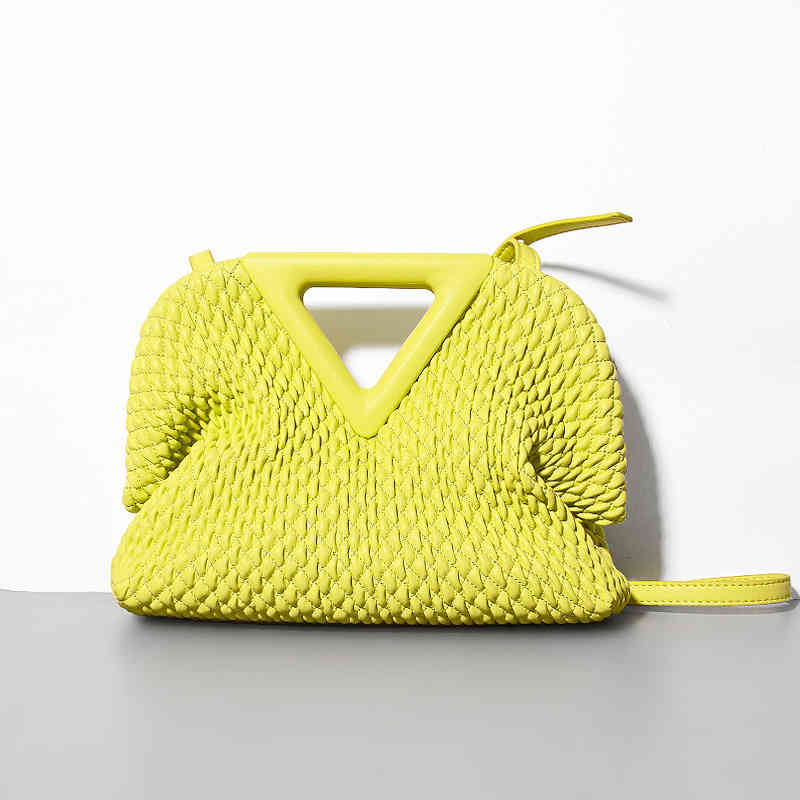 Bottegas Venetas 2022 embroidered fold inverted triangle cloud bag leather single shoulder hand messenger, White
Bottegas Venetas 2022 embroidered fold inverted triangle cloud bag leather single shoulder hand messenger, White