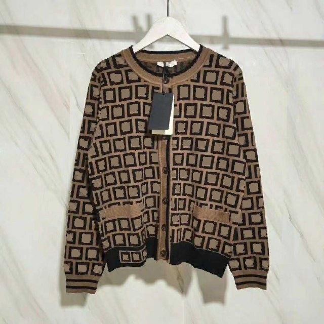 High version quality Women' Knits classic letter jacquard pocket design temperament round neck thin knit jacket Size -L, Khaki
High version quality Women' Knits classic letter jacquard pocket design temperament round neck thin knit jacket Size -L, Khaki