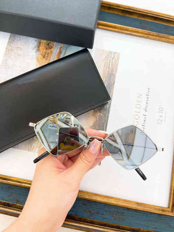 Designer Sunglasses 2022 New Net Hongfengfan Same Sunglass Street Shot Personalized Sl302 Harajuku Glass
Designer Sunglasses 2022 New Net Hongfengfan Same Sunglass Street Shot Personalized Sl302 Harajuku Glass