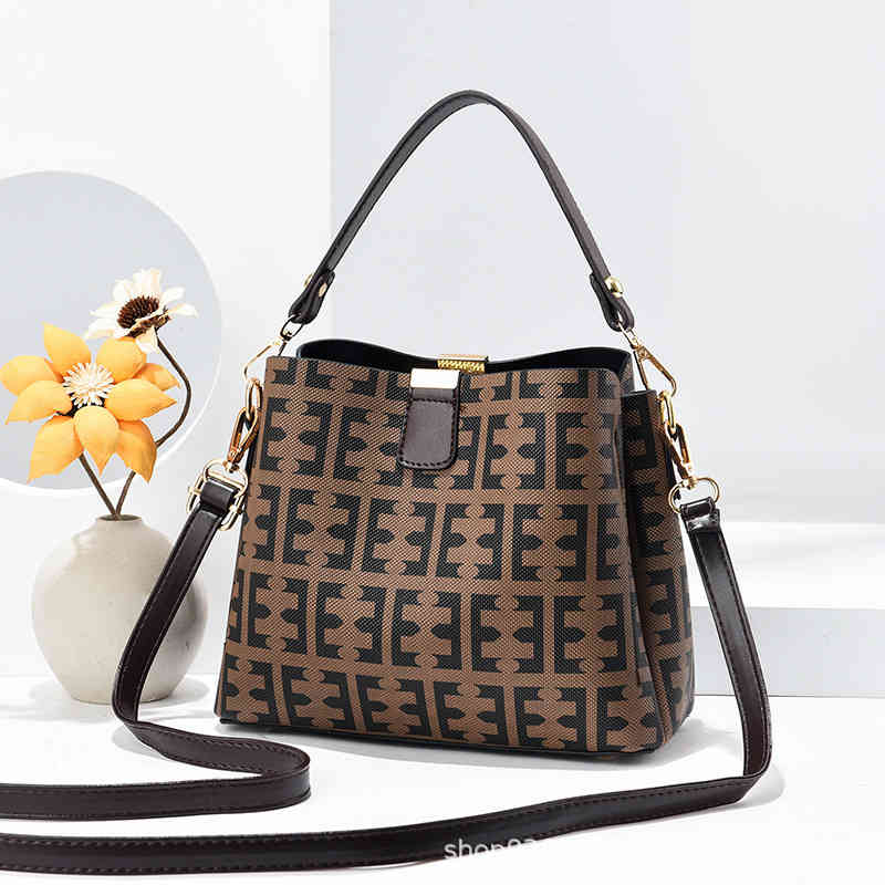 Msenger Small Bag Women's Autumn Winter New Fashion Bucket Versatile Large Crossbody Bags Letter Square Shoulder Handbags, Style one
Msenger Small Bag Women's Autumn Winter New Fashion Bucket Versatile Large Crossbody Bags Letter Square Shoulder Handbags, Style one