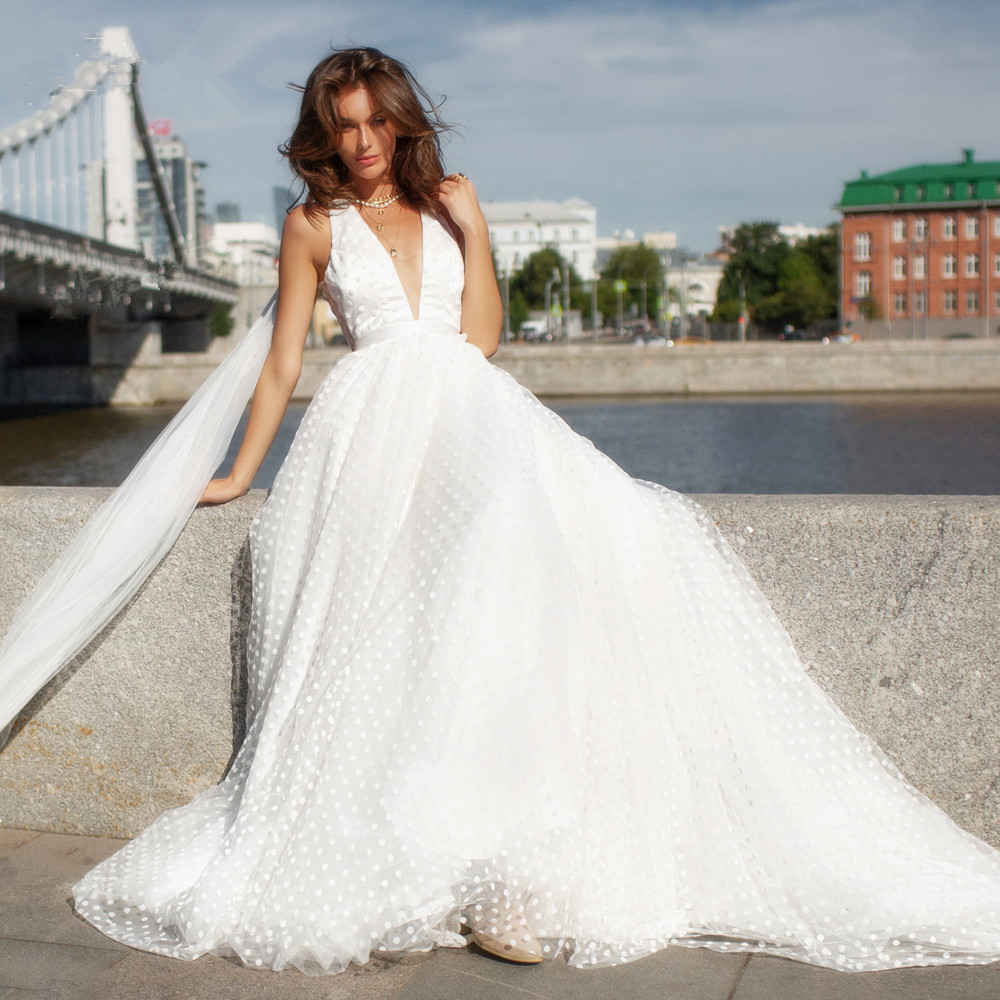 Romantic V Neck Wedding Dress Sleeveless Tulle Bridal Gowns Princess Bowknot Sweep Train Backless Custom Made Robe De Mariée