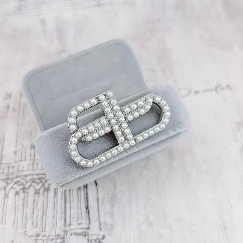 Women Letter B Brooch Silver Gold Pearl Rhinestone Letters Brooches Suit Lapel Pin Fashion Jewelry Accessories
Women Letter B Brooch Silver Gold Pearl Rhinestone Letters Brooches Suit Lapel Pin Fashion Jewelry Accessories