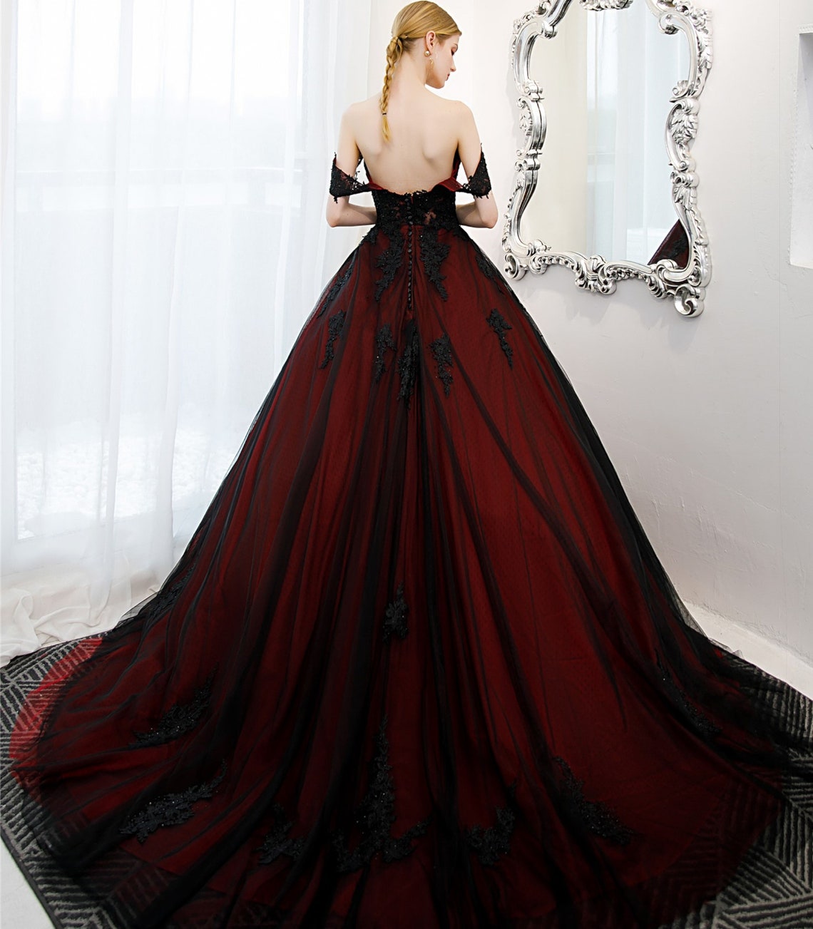 Gothic Black And Red Wedding Dress Lace Applique Beaded Vintage A-Line Bridal Gowns Off The Shoulder V-Neck Bride Dresses Long Plus Size Robe De Marie
