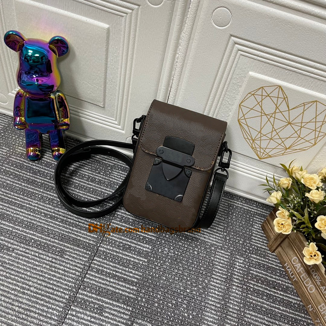 M81522 small Newest VERTICAL WEARABLE Messenger Bag leather Sport shoulder bag men storage travel high quality wallet famous Brand postman bag size 12 x 19 x 7cm, Dust bag without box
M81522 small Newest VERTICAL WEARABLE Messenger Bag leather Sport shoulder bag men storage travel high quality wallet famous Brand postman bag size 12 x 19 x 7cm, Dust bag without box