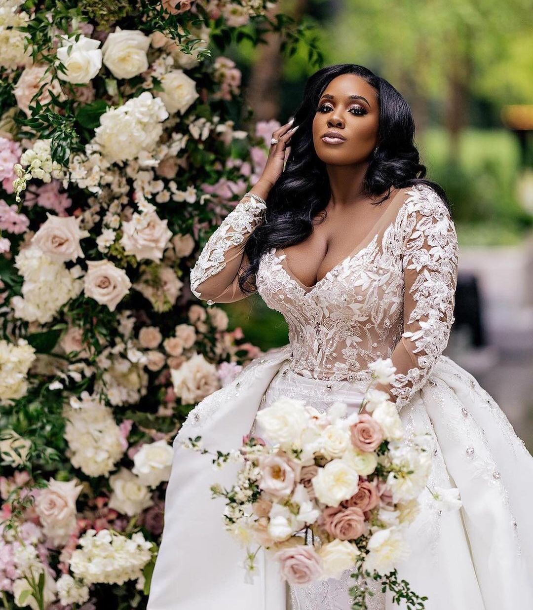 Plus Size Appliques African Wedding Dresses Beaded Bridal Gown Custom Made Deep V Neck Overskrits Lace Up Wedding Gowns