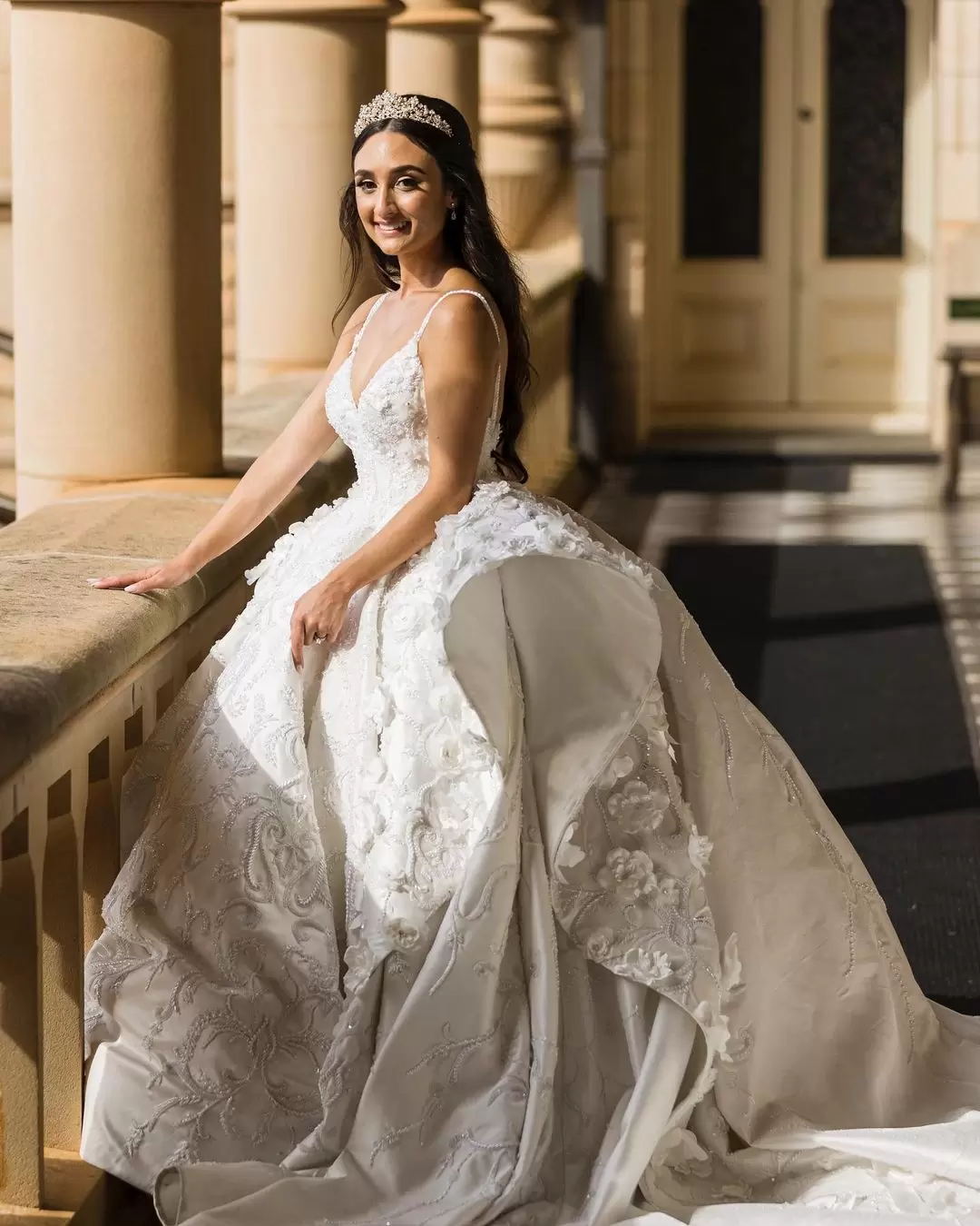 Princess Ball Wedding Dresses Sleeveless Sexy V Neck spaghetti straps Beaded Appliqued Embroidery Ruffles Bridal Gown Vintage Plus Size robes de soire
