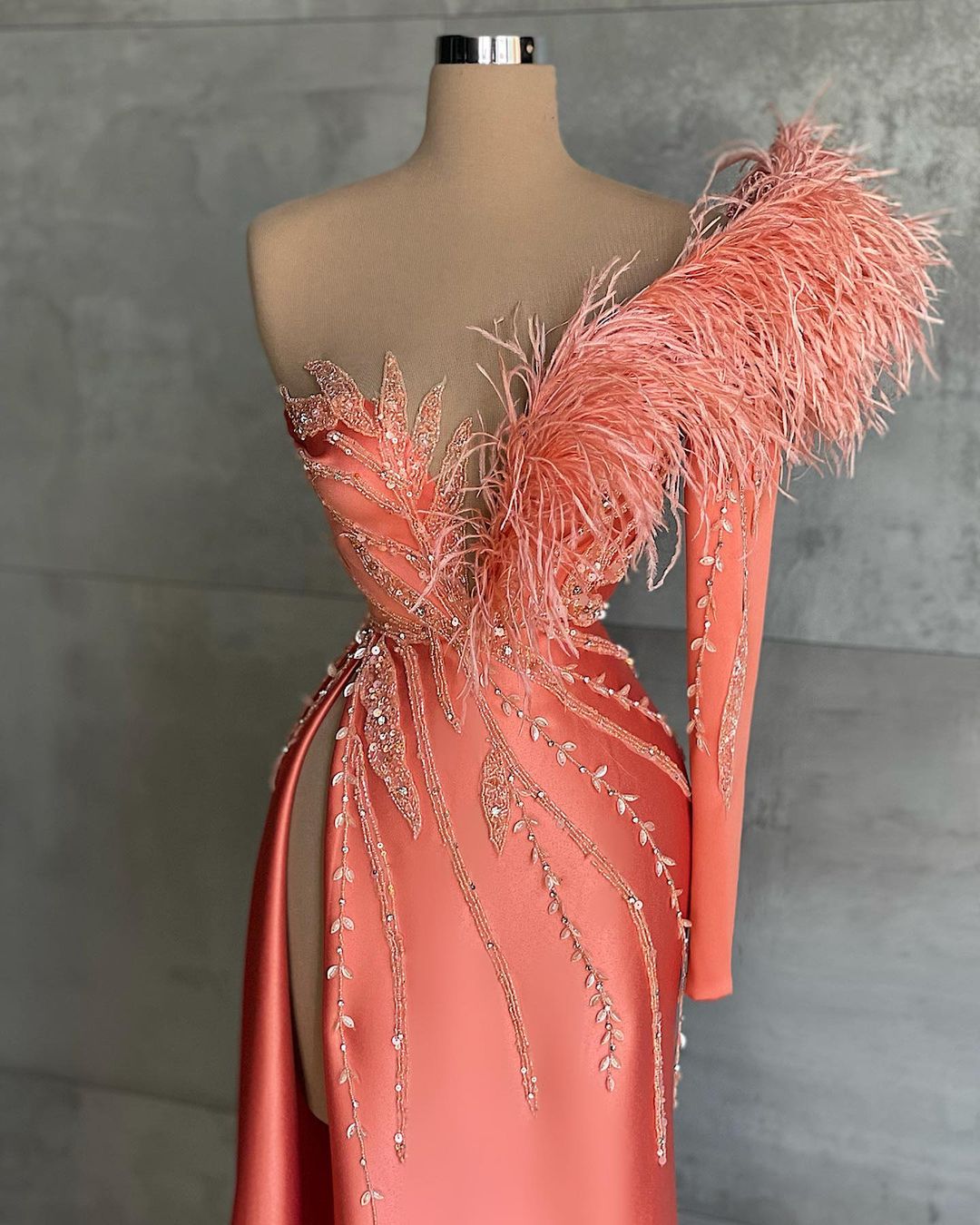 Coral Mermaid Satin Evening Dresses Ostrich Feather One Shoulder Long Sleeve Prom Gowns Sexy Side Split Pageant Special Occasion Dress