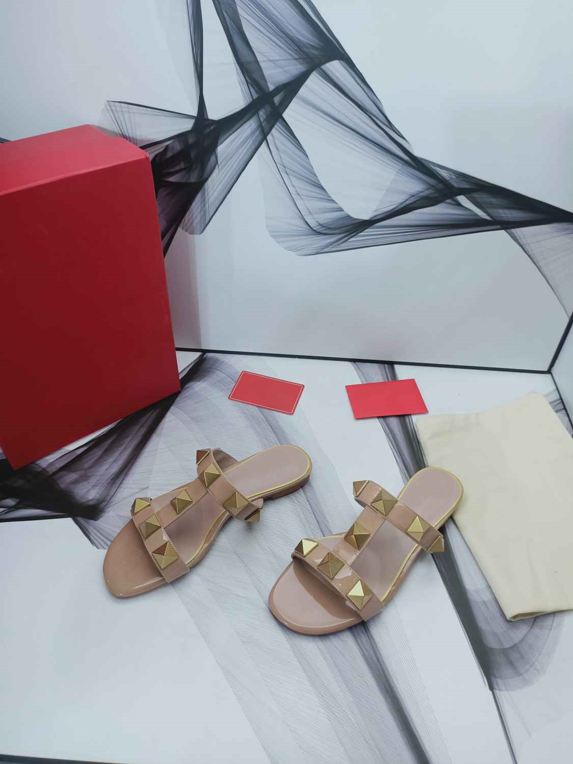 2022 new designer luxury top sandals women's Roman stud rivet decorative Patent Leather Sandals Size 35-42 -11 framed box, Red
2022 new designer luxury top sandals women's Roman stud rivet decorative Patent Leather Sandals Size 35-42 -11 framed box, Red