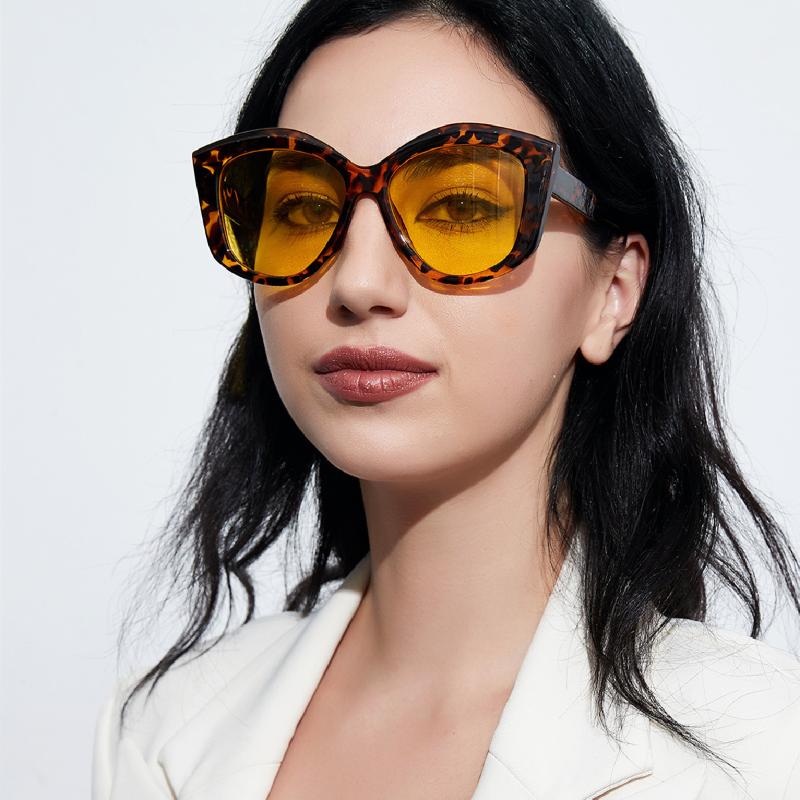 Sunglasses MYALICE Luxury Vintage Oversized Cat Eye Women Hollow Out Metal Temples Brand Designer Fashion Wear UV400
Sunglasses MYALICE Luxury Vintage Oversized Cat Eye Women Hollow Out Metal Temples Brand Designer Fashion Wear UV400