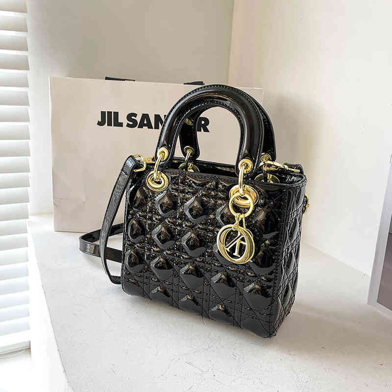 Factory Direct Sale 2022 New Princess Diana French Frosted Matte Fashion Summer Versatile One Shoulder Messenger Portable Women's Designer Bag, Patent leather black
Factory Direct Sale 2022 New Princess Diana French Frosted Matte Fashion Summer Versatile One Shoulder Messenger Portable Women's Designer Bag, Patent leather black