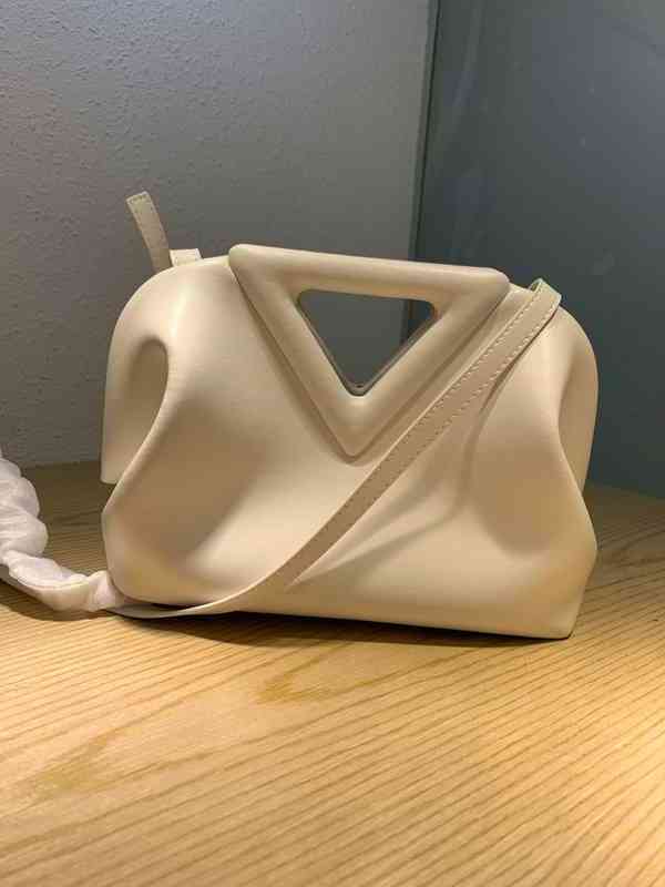 Summer Venetas Bottegav Trend Inverted Triangle Cloud Bag Handbag Single Shoulder Slung Leather Clip, Yellow
Summer Venetas Bottegav Trend Inverted Triangle Cloud Bag Handbag Single Shoulder Slung Leather Clip, Yellow