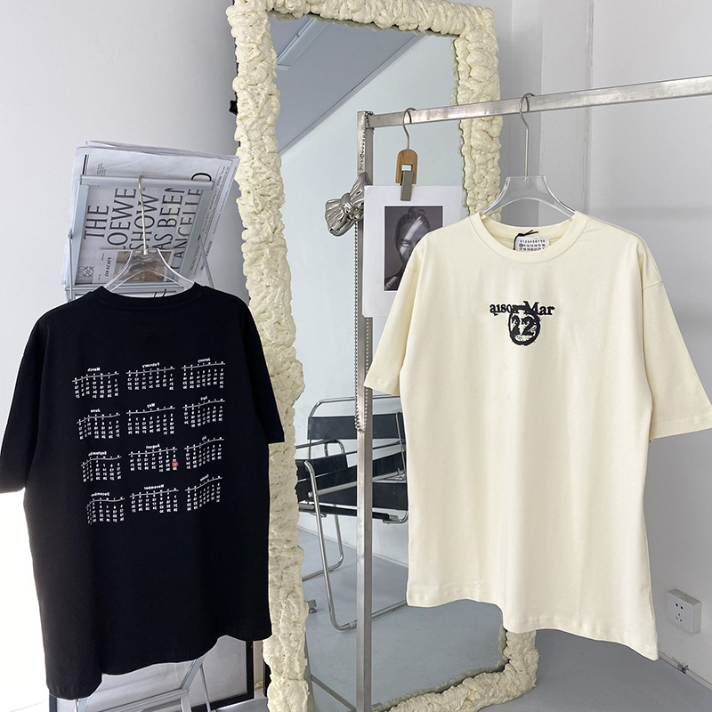 Women' T-Shirt Mm6 Spring and Summer New Letter Printed LOGO Digital Calendar T Shirt Men and Women with The Same Casual Short Sleeve, Black
Women' T-Shirt Mm6 Spring and Summer New Letter Printed LOGO Digital Calendar T Shirt Men and Women with The Same Casual Short Sleeve, Black