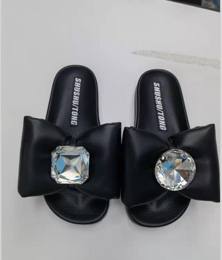 2022 New girls design flat diamond slippers women's fashion bowtie flats slides shoe lady outdoor summer holiday beach soft crystal black bow size 35 40 No Box #H27, Only box no ship
2022 New girls design flat diamond slippers women's fashion bowtie flats slides shoe lady outdoor summer holiday beach soft crystal black bow size 35 40 No Box #H27, Only box no ship