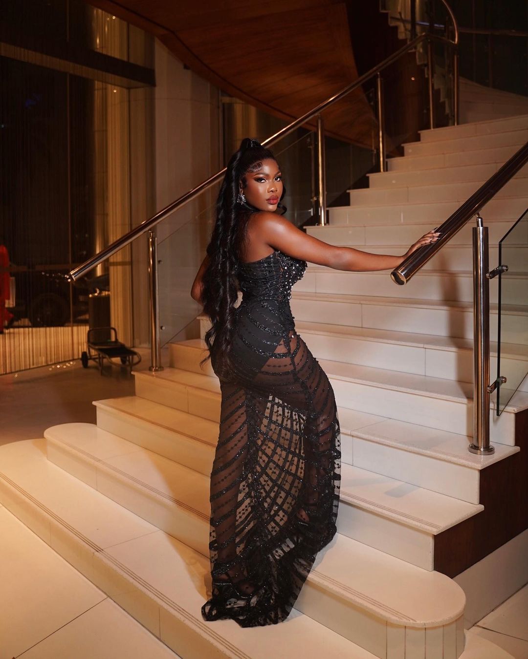 Luxurious Crystal African Dubai Evening Dresses Deep V Neck Halter Prom Dress Sexy Illusion Beaded Formal Party Gowns