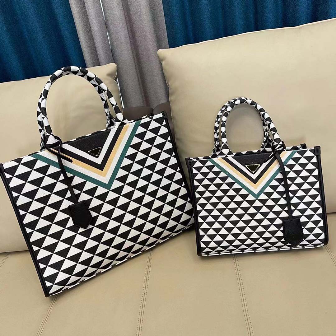 Designer Shopping Bags Diamond Pattern Canvas Mini Tote Bag Symbole Shoulder Messenger Bags womens handbag Wallets Handbags, Yellow size: 19cm
Designer Shopping Bags Diamond Pattern Canvas Mini Tote Bag Symbole Shoulder Messenger Bags womens handbag Wallets Handbags, Yellow size: 19cm