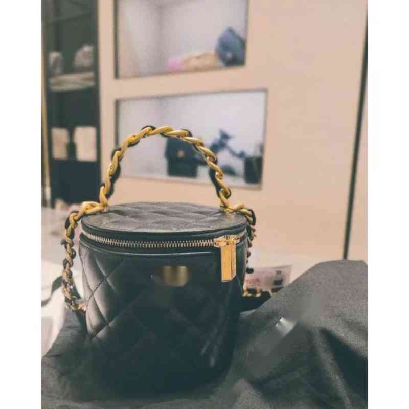 Cosmetic Bags & Cases Advanced Handmade Workshop Handle Bag Luxury Brand Letter Quilted woman's shoulder Chain CC bag lambskin mess, Picture show
Cosmetic Bags & Cases Advanced Handmade Workshop Handle Bag Luxury Brand Letter Quilted woman's shoulder Chain CC bag lambskin mess, Picture show