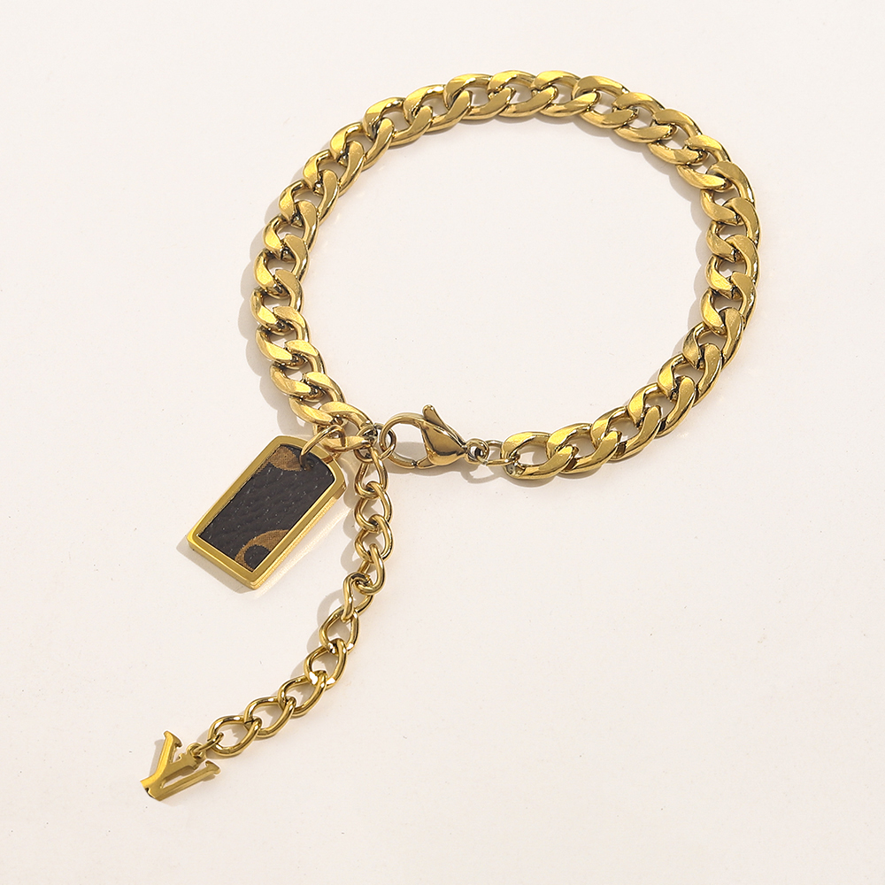 Fashionable Classic Bracelets Women Bangle 18K Gold Plated Faux Leather Stainless steel Lovers Gift Wristband Cuff Chain Designer Jewelry ZG1539
Fashionable Classic Bracelets Women Bangle 18K Gold Plated Faux Leather Stainless steel Lovers Gift Wristband Cuff Chain Designer Jewelry ZG1539