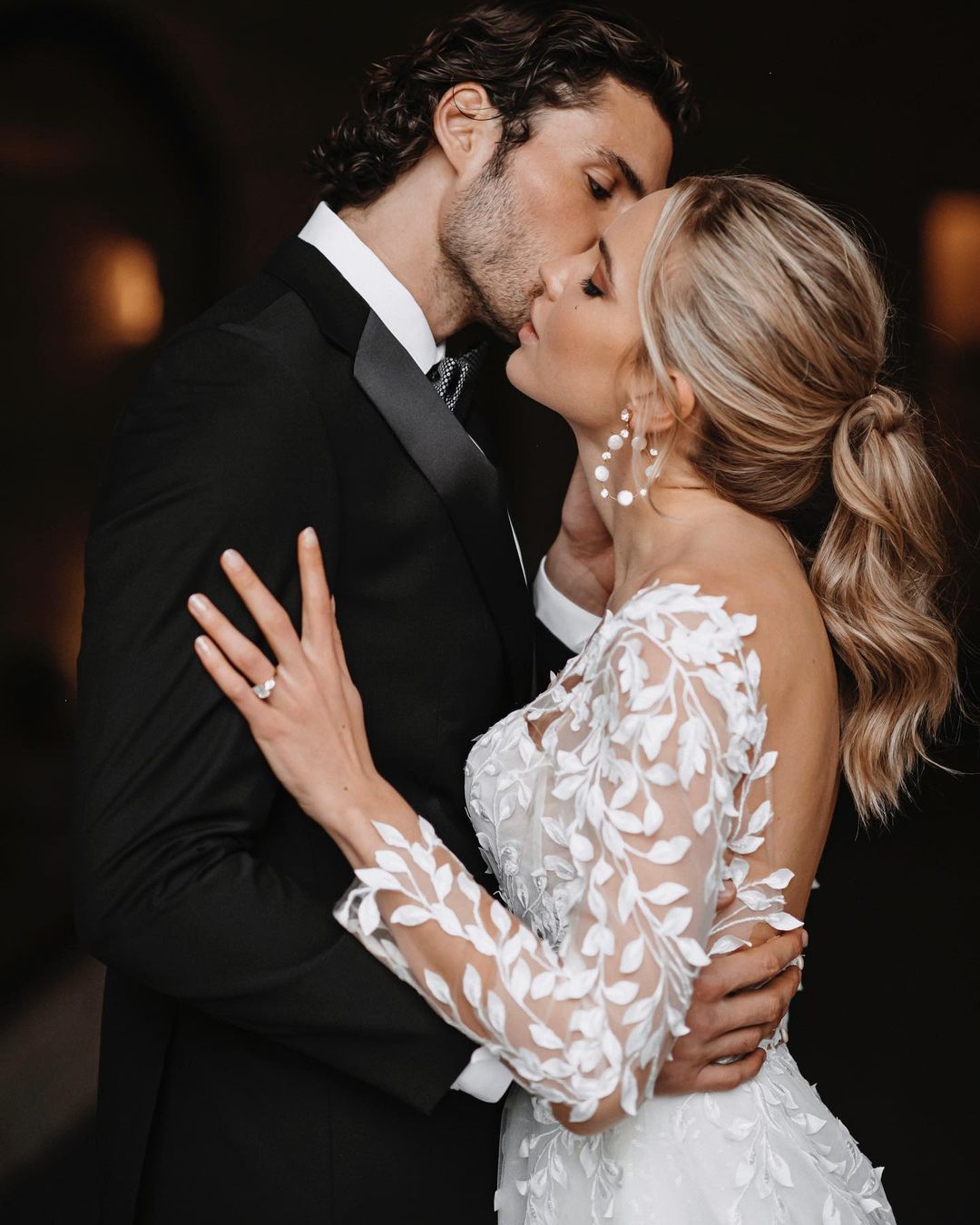 Elegant A-line Wedding Dresses Sexy V Neck Long Sleeve Transparent Appliques 3D Flower Plus Size Sweep Floor Length Train Bridal Gown Girls Gown Forma