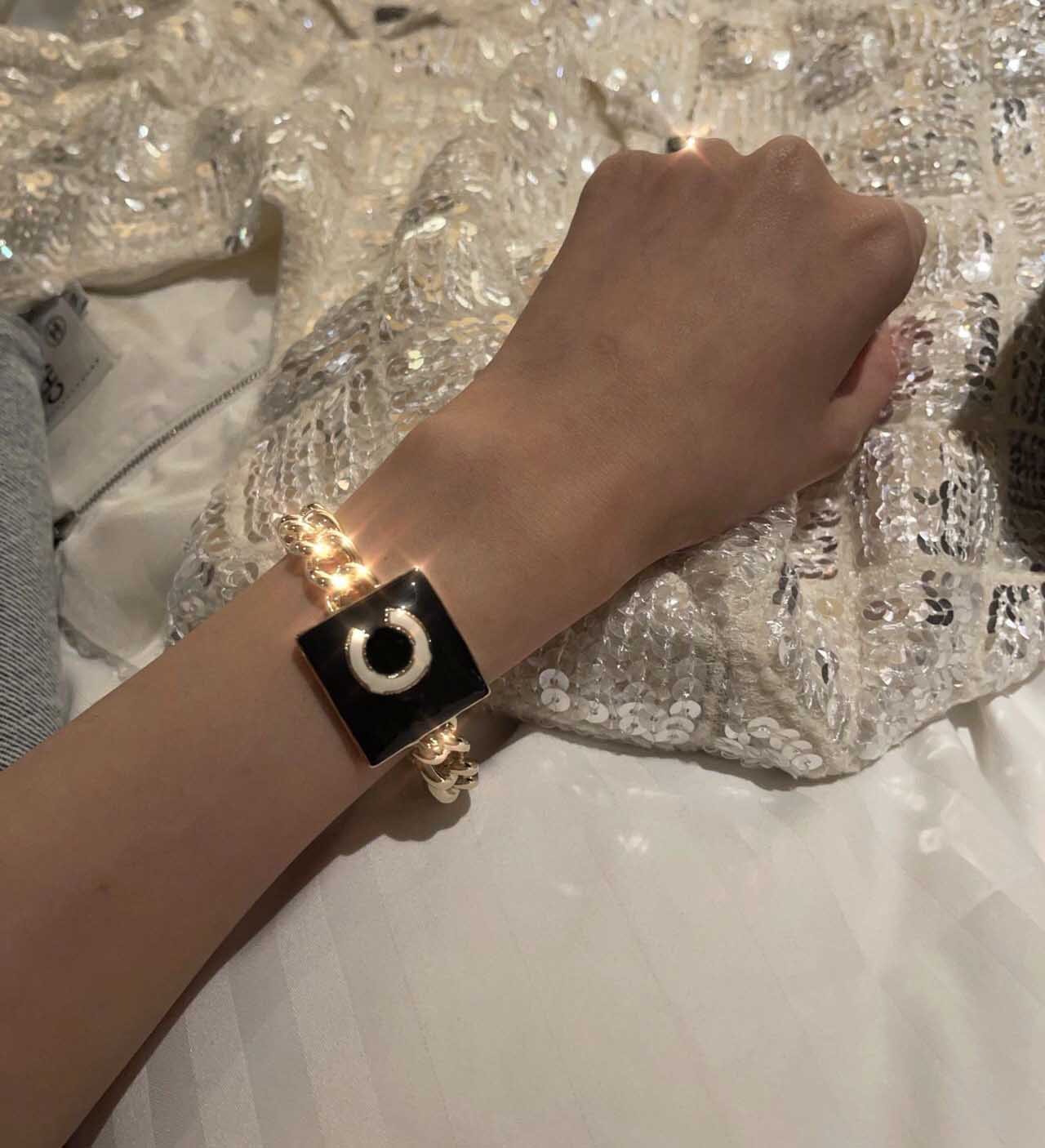 Fashion style opened Charm bangle with white and black enamel have box stamp PS7038A
Fashion style opened Charm bangle with white and black enamel have box stamp PS7038A