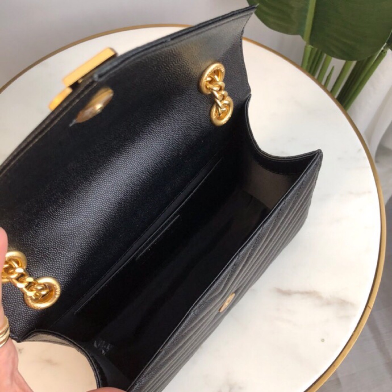 Luxurious Purses Designer handbags woman crossbody shoulder bags with quilted V motif Genuine Leather versatile small chain flap bags Wallets, Black
Luxurious Purses Designer handbags woman crossbody shoulder bags with quilted V motif Genuine Leather versatile small chain flap bags Wallets, Black