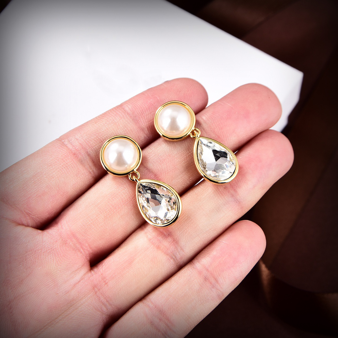 luxury designer Fashion Pearl Stud Earrings Womens Simple Earings High Quality Party Wedding gift engagement Jewelry for Bride
luxury designer Fashion Pearl Stud Earrings Womens Simple Earings High Quality Party Wedding gift engagement Jewelry for Bride
