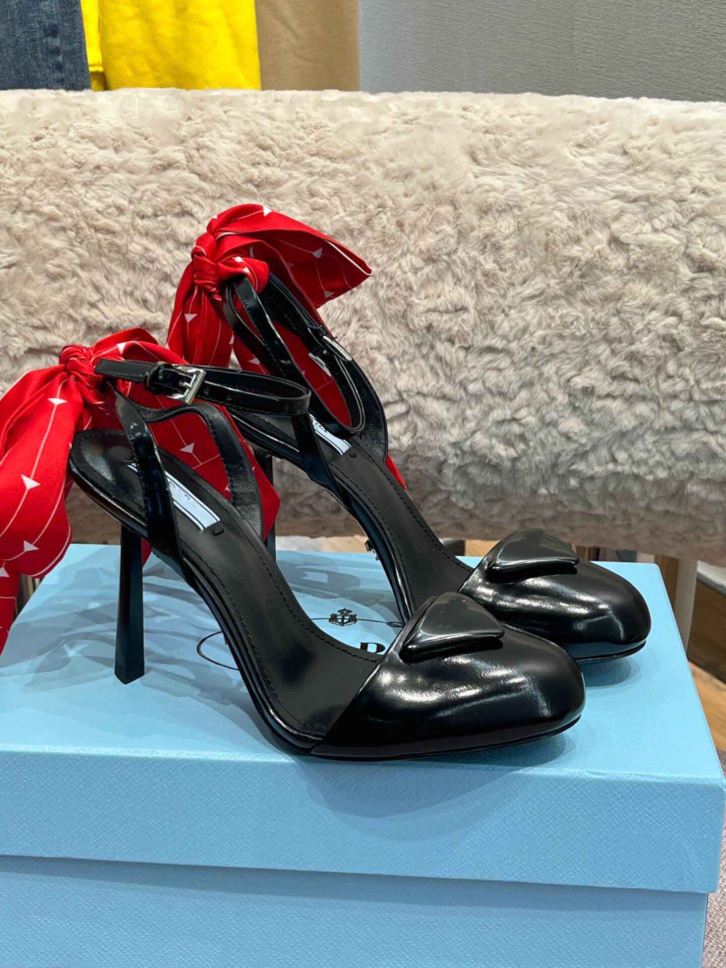 Summer Luxury Triangle Logo Brushed Leather Sandals Shoes Women Slingback Pumps Women High Heels Party Wedding Dress Lady Sexy Sandalias EU35-43
Summer Luxury Triangle Logo Brushed Leather Sandals Shoes Women Slingback Pumps Women High Heels Party Wedding Dress Lady Sexy Sandalias EU35-43
