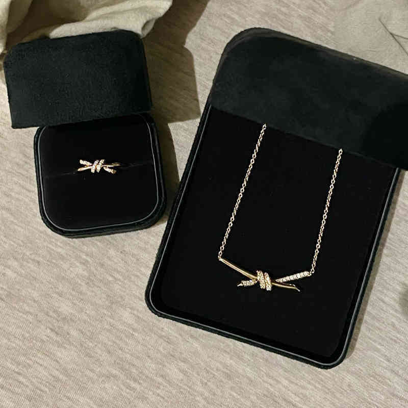 KDDG T's 2022 new fashion knot series rings cross kink European and American design diamond inlaid couple ring category
KDDG T's 2022 new fashion knot series rings cross kink European and American design diamond inlaid couple ring category