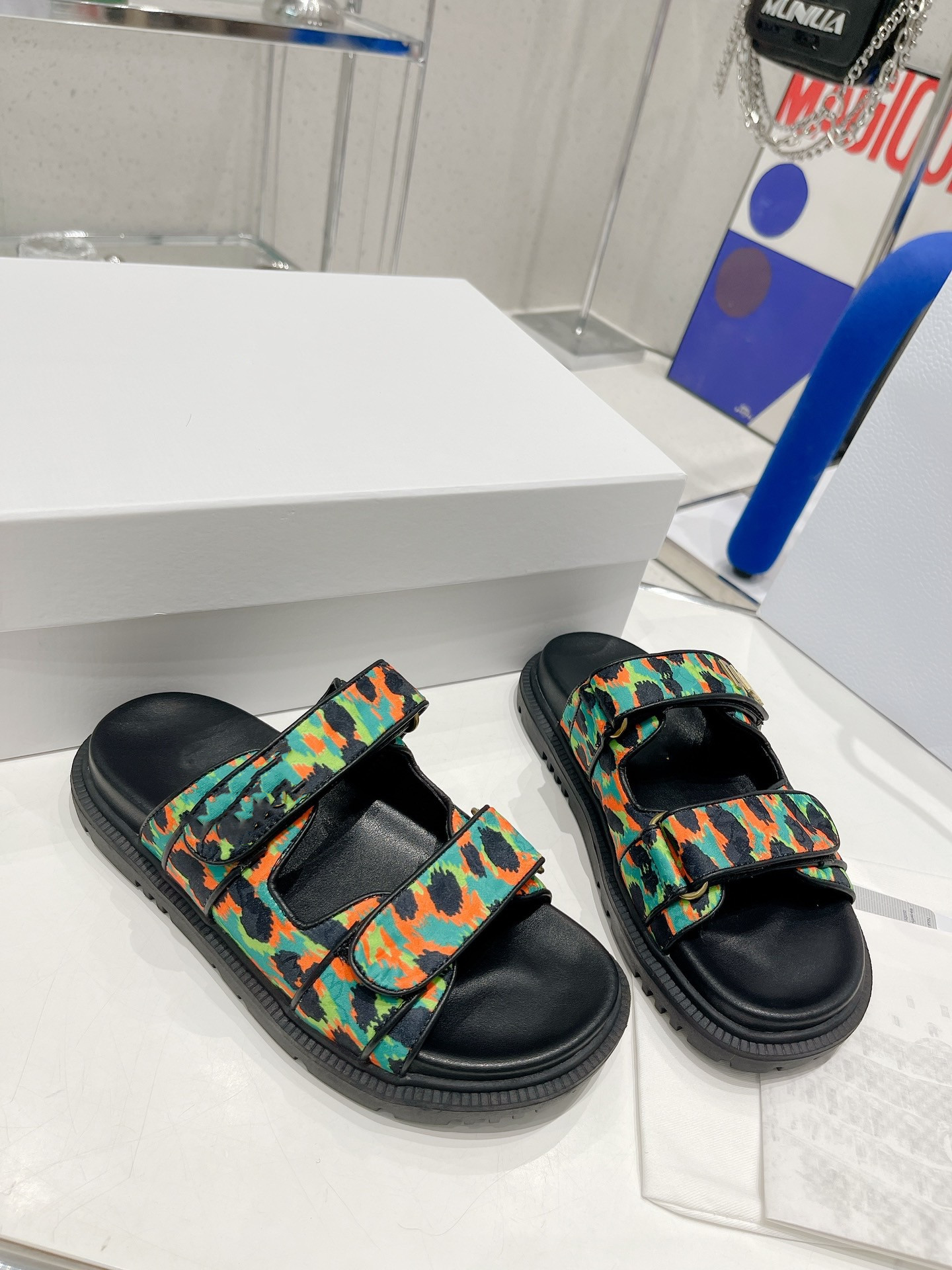 2022 Mens Womens Slippers with Original Box Dust Bag bloom flowers printing leather Web Black shoes Fashion luxury summer sandals beach sneakers 0508, 11
2022 Mens Womens Slippers with Original Box Dust Bag bloom flowers printing leather Web Black shoes Fashion luxury summer sandals beach sneakers 0508, 11