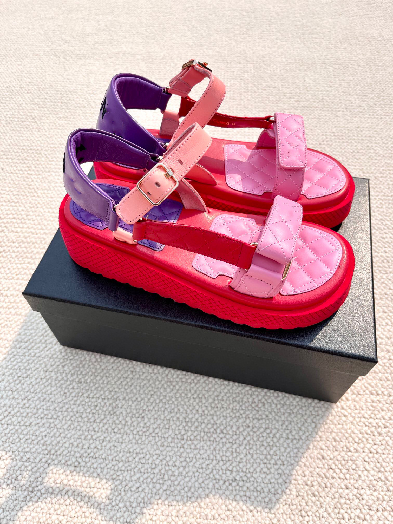 Luxury designer sandals summer home outdoor solid color trend and slippers with thick heel casual slides, Red
Luxury designer sandals summer home outdoor solid color trend and slippers with thick heel casual slides, Red