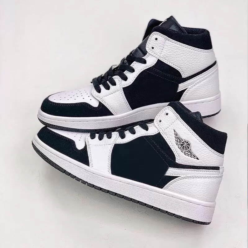 White Black 1s Basketball shoes Jumpman 1 Bloodline Men Women Sneakers Fearless Obsidian UNC Patent toe top Trainers Dress Shoe
White Black 1s Basketball shoes Jumpman 1 Bloodline Men Women Sneakers Fearless Obsidian UNC Patent toe top Trainers Dress Shoe