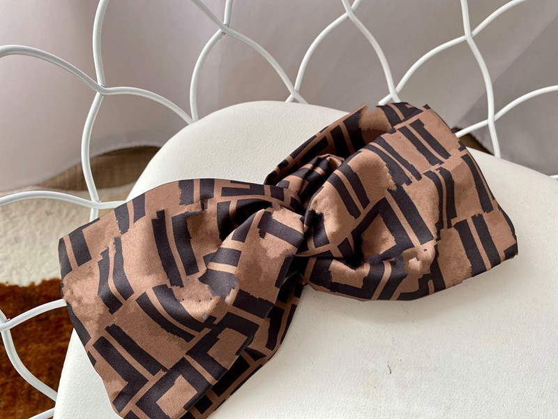 Designer 100% Silk Cross Headbands 2022 Hot Women Girl Elastic Letter Brown Satin Hair bands Retro Turban Headwraps Gifts headbands
Designer 100% Silk Cross Headbands 2022 Hot Women Girl Elastic Letter Brown Satin Hair bands Retro Turban Headwraps Gifts headbands